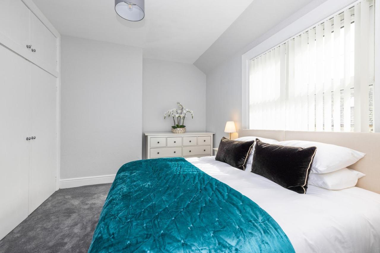 Cosy Town Centre Cottage Пийбълс Екстериор снимка