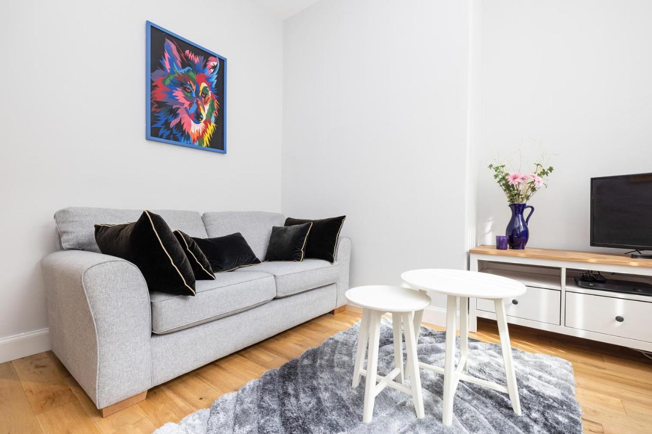 Cosy Town Centre Cottage Пийбълс Екстериор снимка
