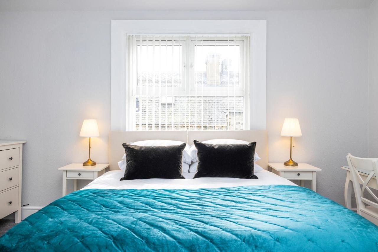 Cosy Town Centre Cottage Пийбълс Екстериор снимка