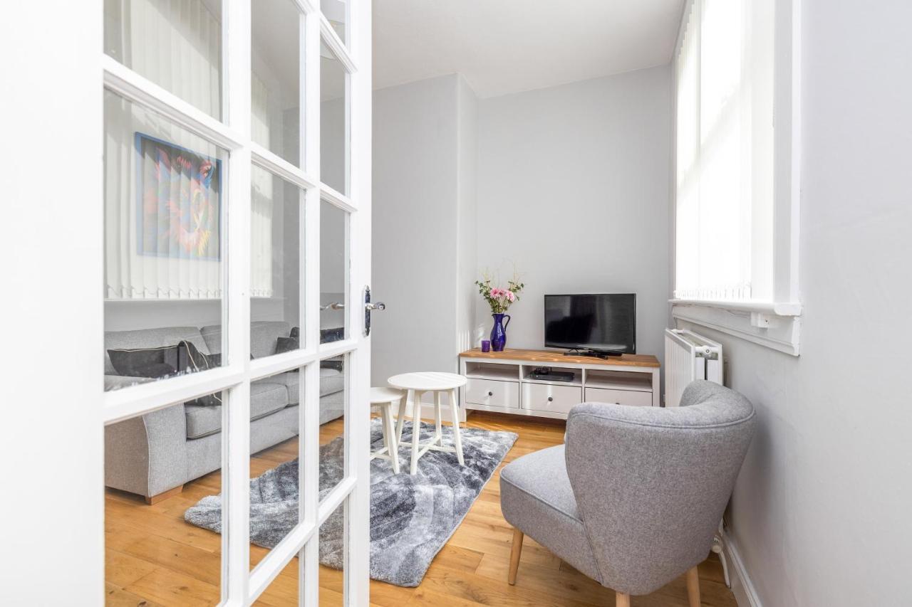 Cosy Town Centre Cottage Пийбълс Екстериор снимка