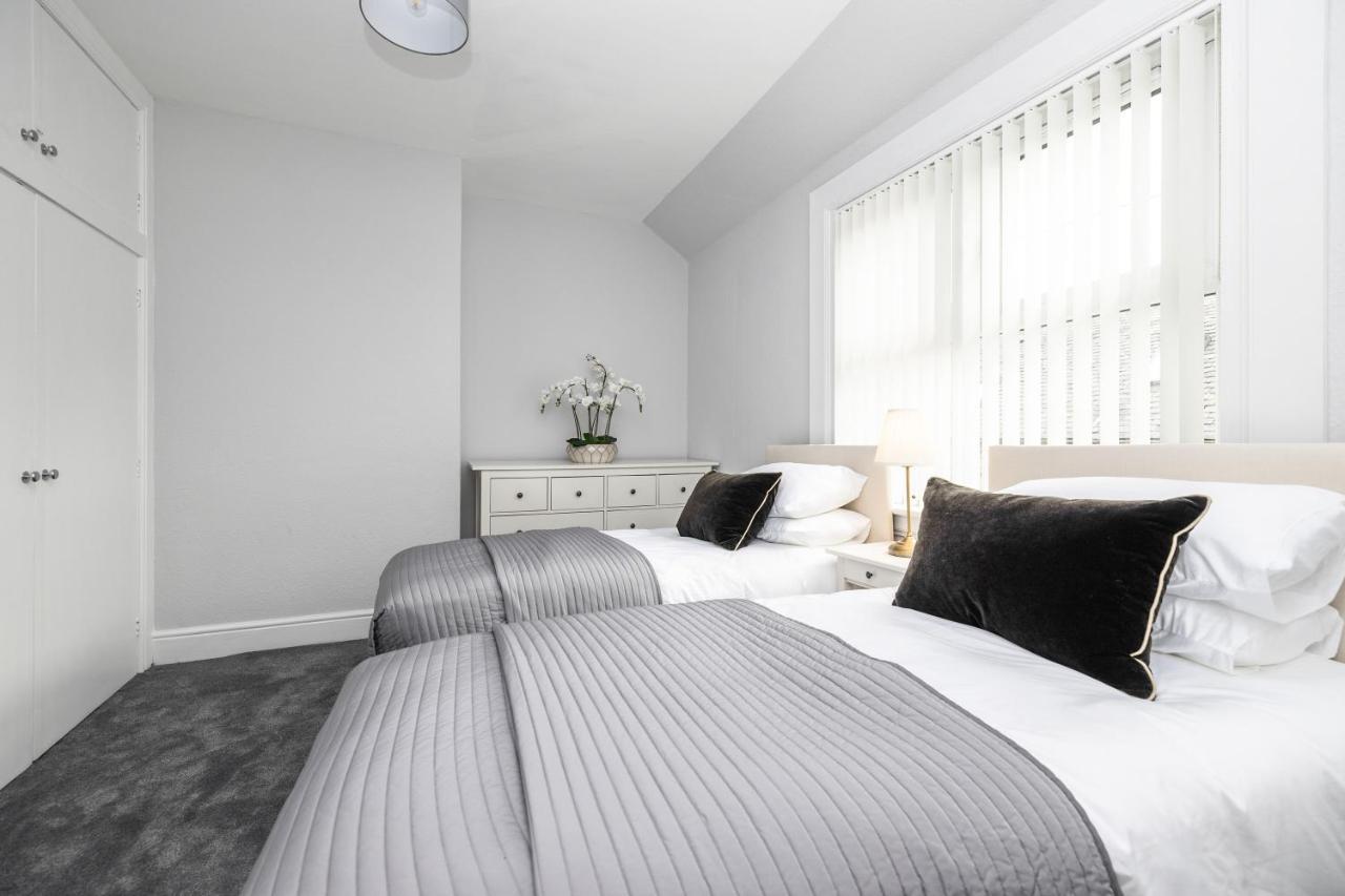 Cosy Town Centre Cottage Пийбълс Екстериор снимка