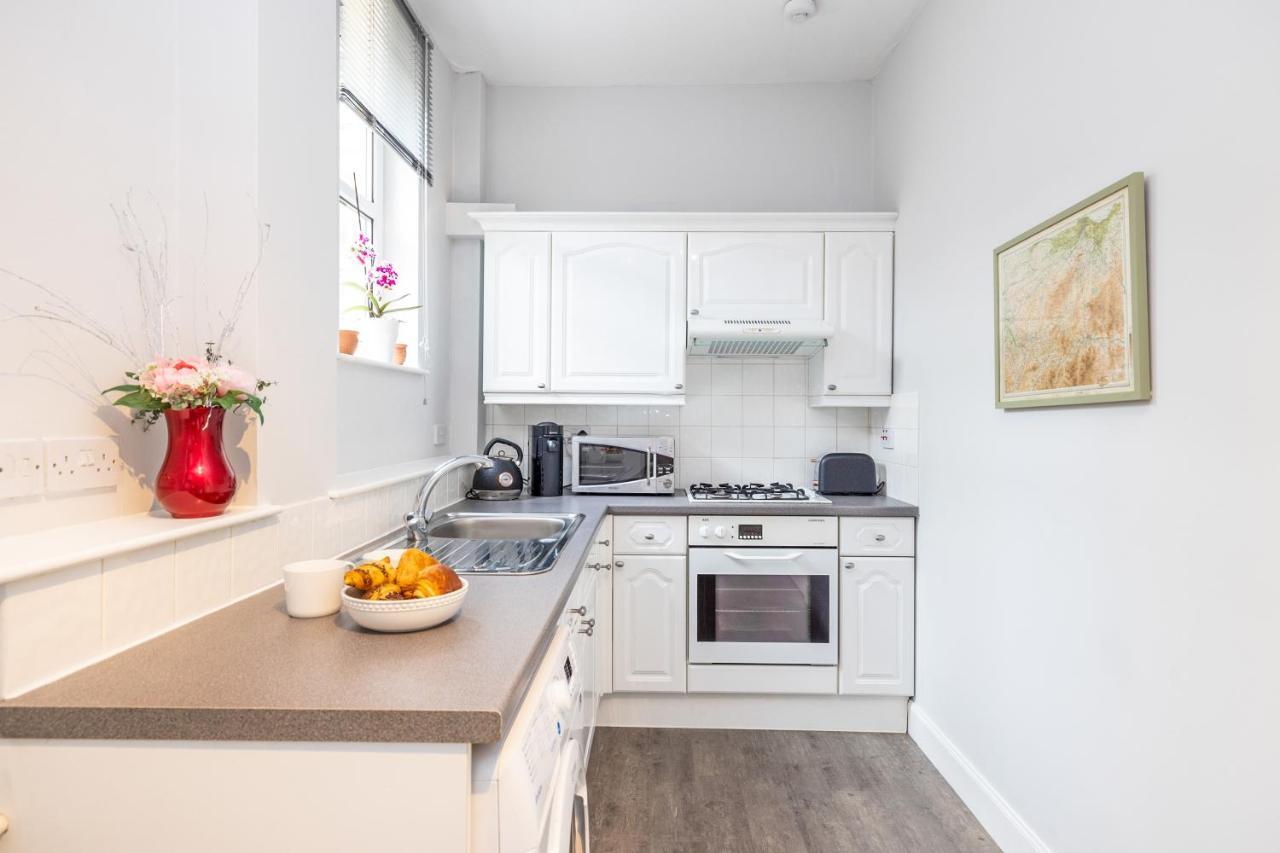 Cosy Town Centre Cottage Пийбълс Екстериор снимка
