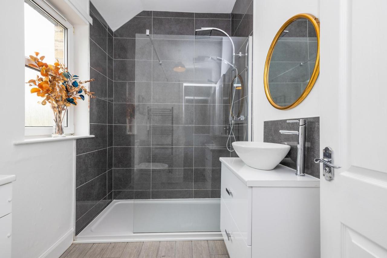 Cosy Town Centre Cottage Пийбълс Екстериор снимка