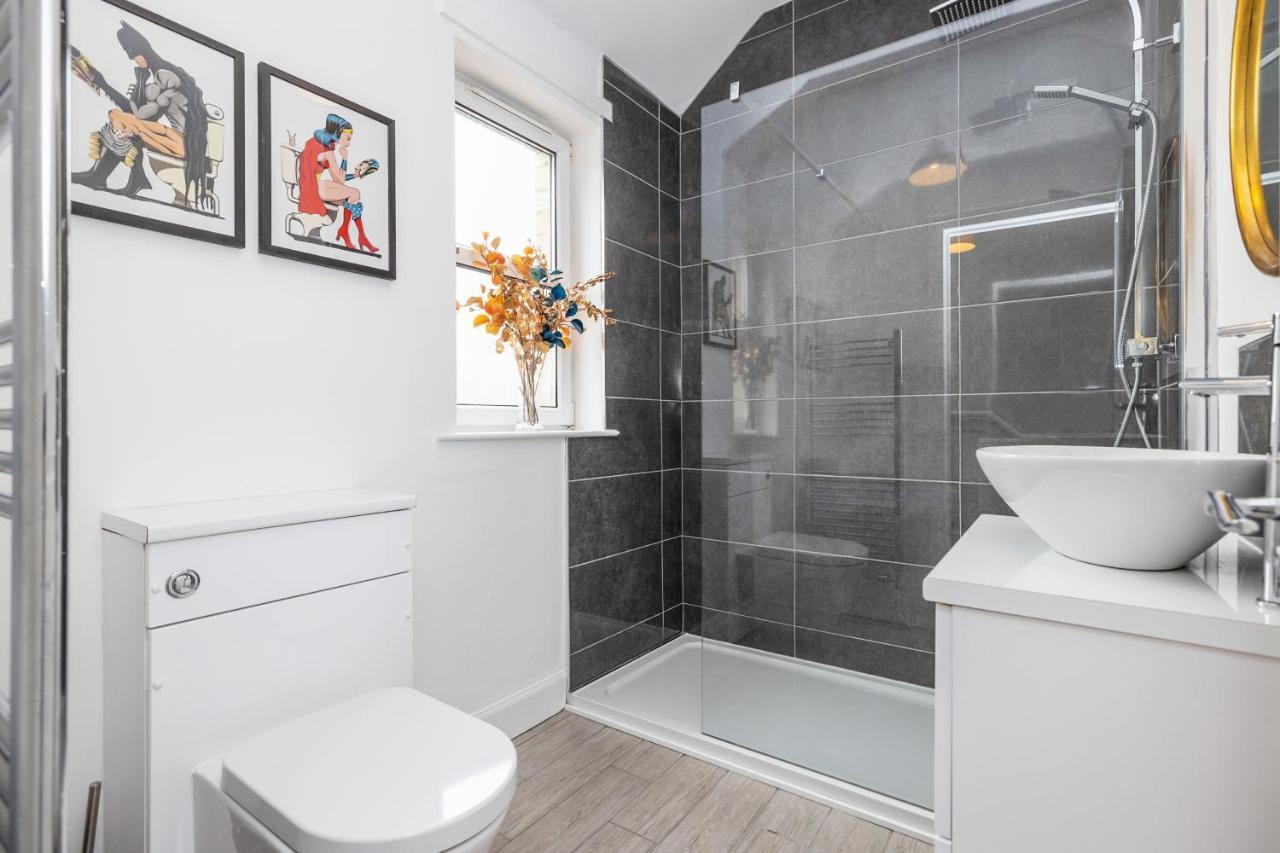 Cosy Town Centre Cottage Пийбълс Екстериор снимка