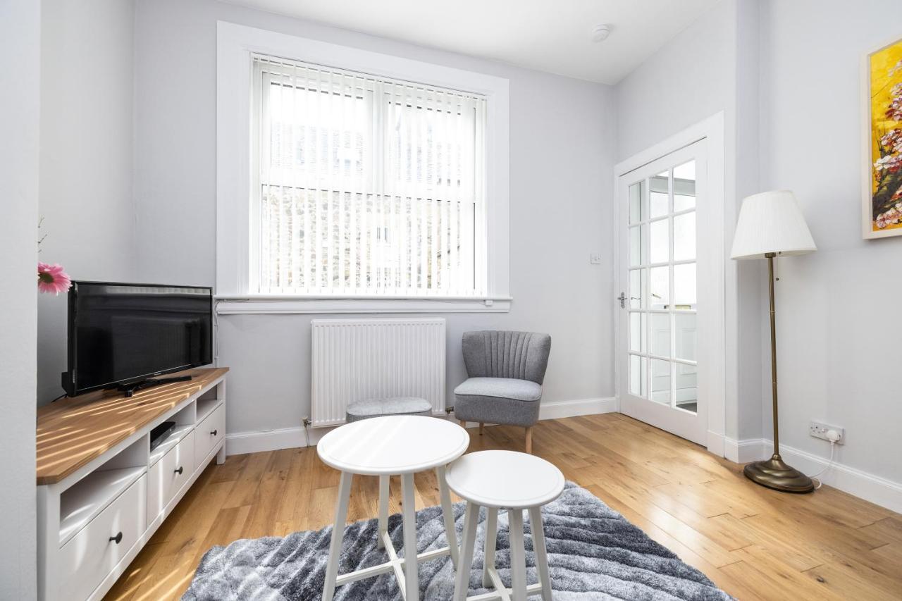 Cosy Town Centre Cottage Пийбълс Екстериор снимка